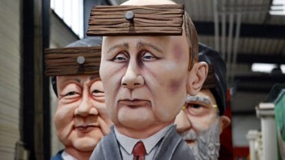 Motivwagen des Kölner Rosenmontagszugs zeigt die Staatsoberhäupter von China, Russland und Iran mit Brett vor dem Kopf