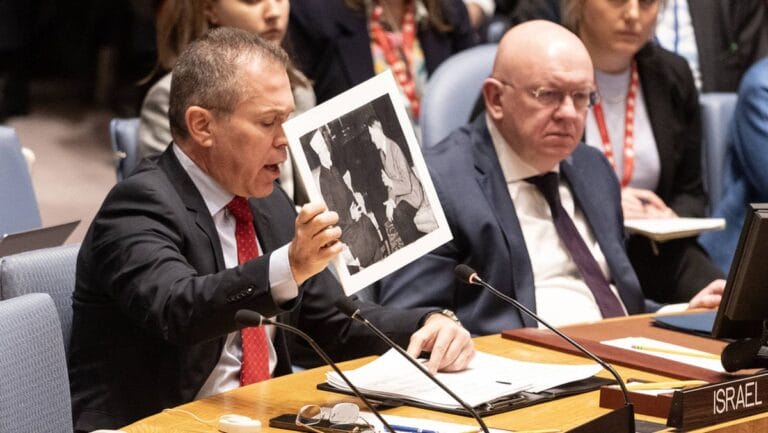 Israels UNO-Botschafter mit einem Foton von Adolf Hitler und dem Mufti von Jerusalem