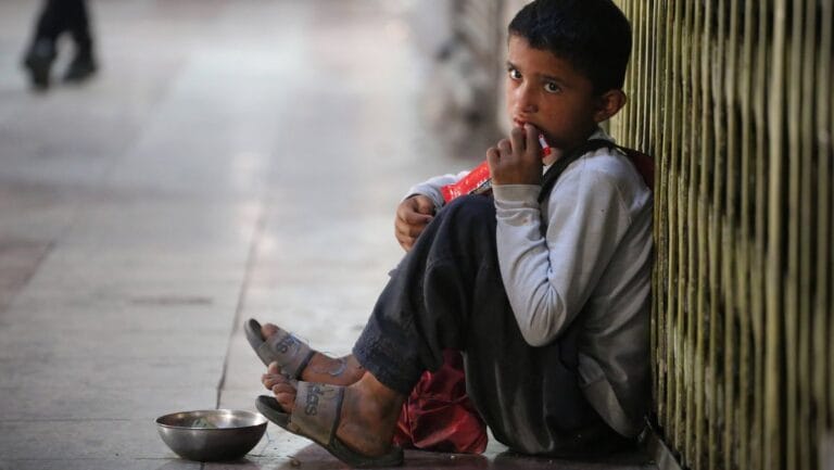 Bettelnder Junge: Armut im Iran stürzt Familien in die die Krise