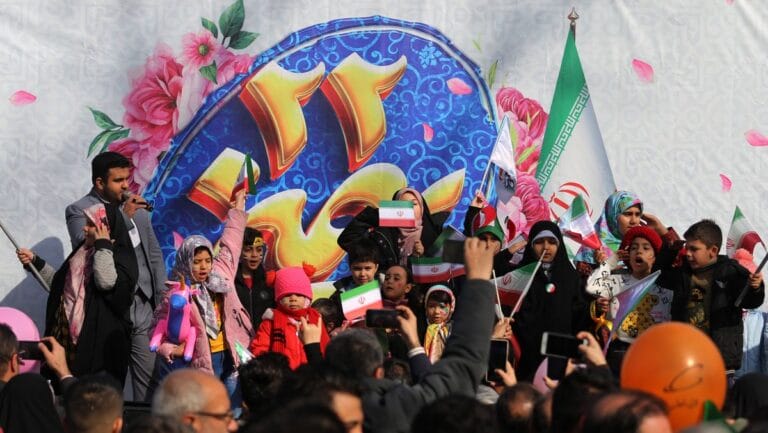 Das iranische Regime spannt schon Schulkinder für seine Ideologie ein