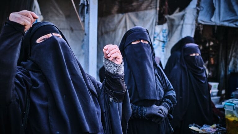 Drei IS-Frauen im syrischen Gefangenenlager al-Hol