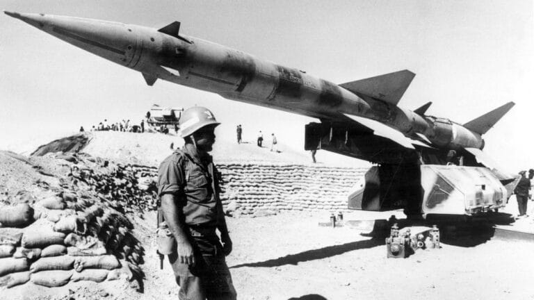 Jom-Kippur-Krieg: Israelischer Soldat neben eroberter ägyptischer Sam-III-Rakete