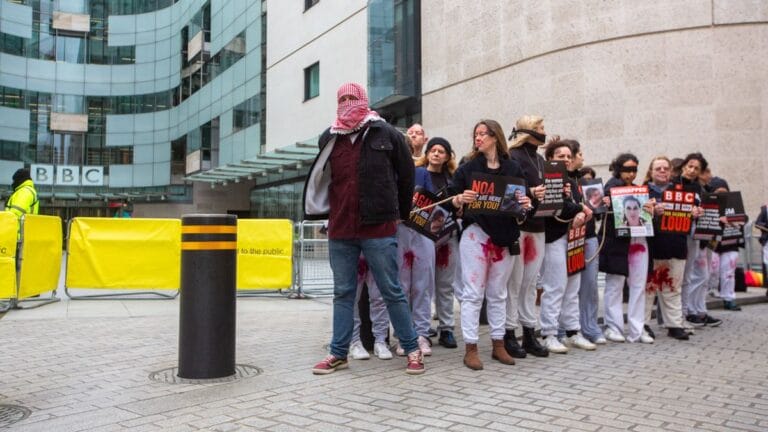 Demonstrantinnen in London protestieren gegen Hamas-Berichterstattung der BBC
