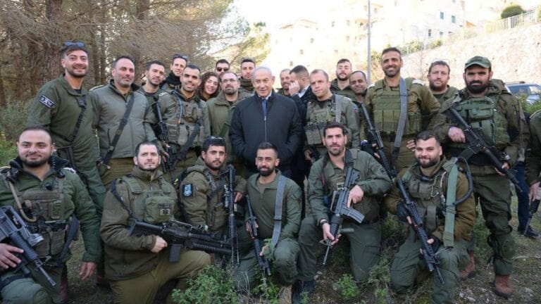 Zerschlagung der Hamas notwendig: Premierminister Netanjahu mit israelischen Reservisten