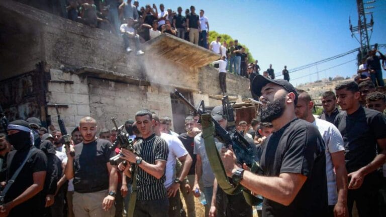 Palästinenser feuern bei Begräbnis eines Terroristen in der im Westjordanland gelegenen Stadt Dschenin in die Luft
