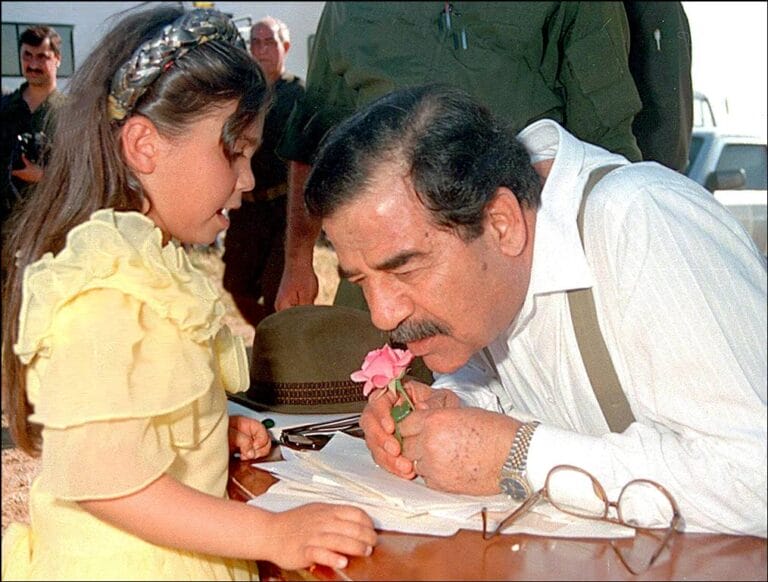 Iraks Diktator Saddam Hussein, wie nützlich Kinder für Propaganda sein können. (© imago images/ABACAPRESS)