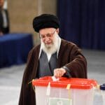 Wenigsten dass der Oberste Führer des Iran Ali Khamenei tatsächlich wählen gegangen ist, scheint außer Streit zu stehen. (© imago images/Xinhua)