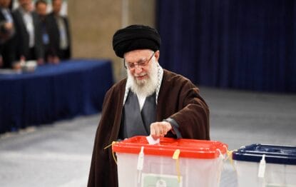 Wenigsten dass der Oberste Führer des Iran Ali Khamenei tatsächlich wählen gegangen ist, scheint außer Streit zu stehen. (© imago images/Xinhua)