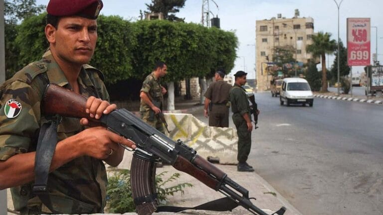 Westjordanland: Sicherheitskräfte der Palästinensischen Autonomiebehörde an einem Checkpoint in Nablus