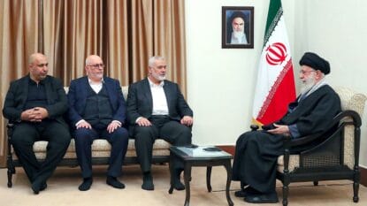 Hamas-Chef Ismail Haniyeh zu Besuch bei Irans Oberstem Führer, Ali Khamenei, in Teheran