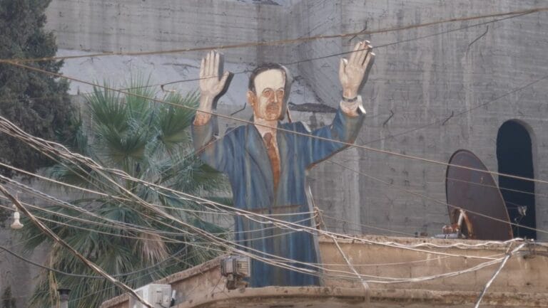 Bankrott: Statue von Syriens Ex-Diktator Hafiz al Assad in Quamishli