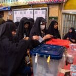 Iranerinnen bei der Stimmabgabe für die Parlamentswahlen Anfang März