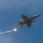 Iranische Ziele in Syrien: Israelischer Kampfjet beim Abfeuern eine Rakete