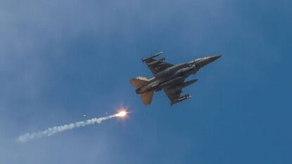 Iranische Ziele in Syrien: Israelischer Kampfjet beim Abfeuern eine Rakete