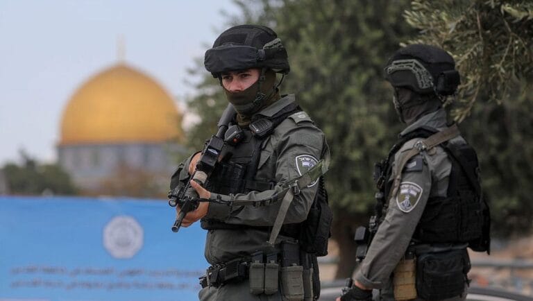 Israelische Grenzpolizei in Jerusalem, im Hintergrund der Felsendom auf dem Tempelberg