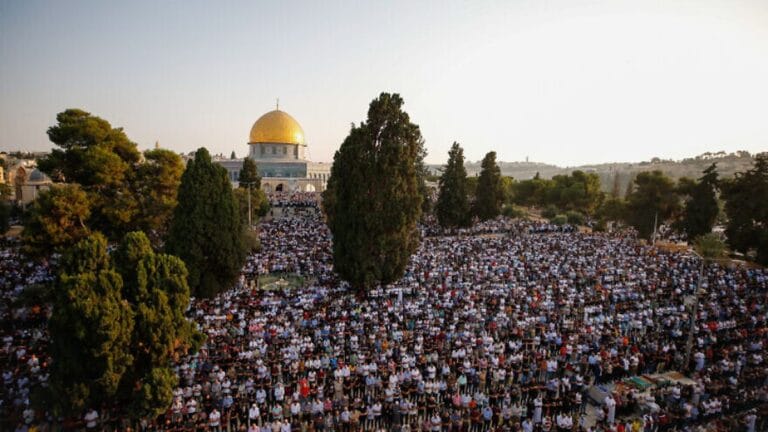 Eid-al-Adha-Gebet vor dem Felsendom auf dem Tempelberg in Jerusalem