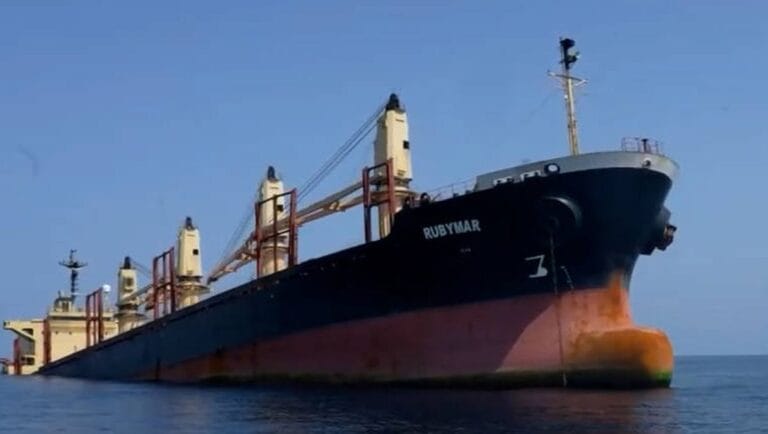 Britisches Frachtschiff Rubymar , das von den jemenitischen Huthi beschossen und zum Kentern gebracht wurde