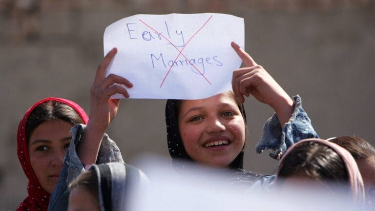 Mädchen demonstrieren gegen Kinderehen