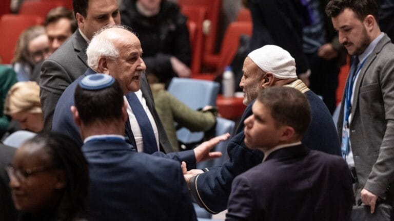 Der arabische Israeli Ali Alziadna konfrontiert den palästinensischen Botschafter Riyad Mansour bei der UNO