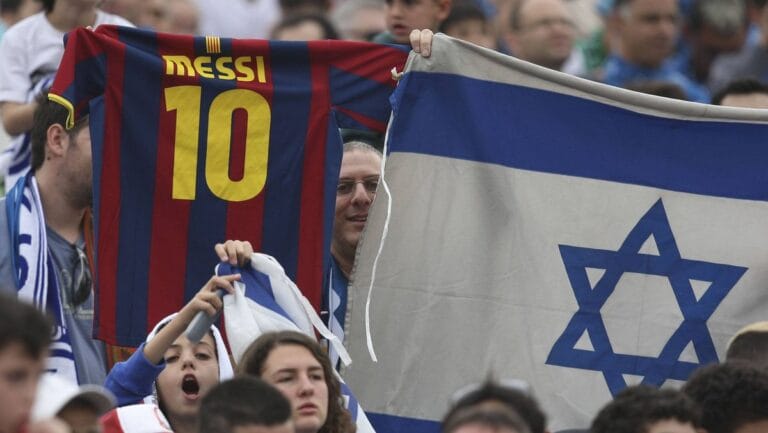 Fans von Lionel Messi begrüßen den Fußball-Star in Israel