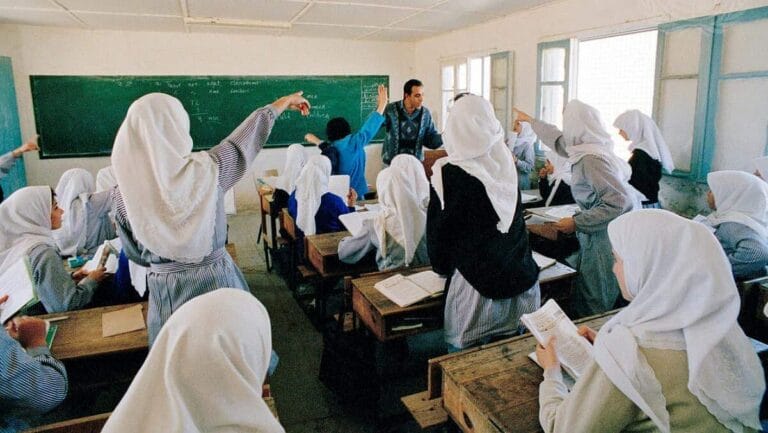 Mädchenschule in Gaza: Palästinensische Unterrichtsmaterialien lehren Geschlechterungleichheit