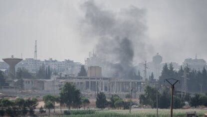 Russische Kampfflugzeuge bombardieren die Region Idlib im Nordwesten Syriens