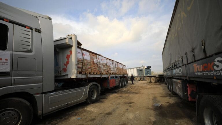 LKW mit Hilfslieferungen für die Zivilbevölkerung warten auf die Einfahrt nach Gaza