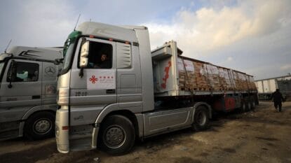 Hamas droht: Trucks mit Hilfsgütern am israelischen Grenzübergang Kerem Shalom bei der Einfahrt in den Gazastreifen
