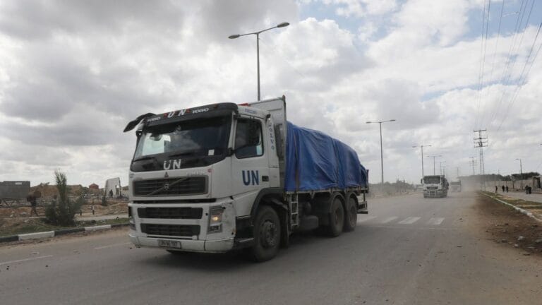 UNO-LKW mit humanitärer Hilfe auf dem Weg nach Gaza-City