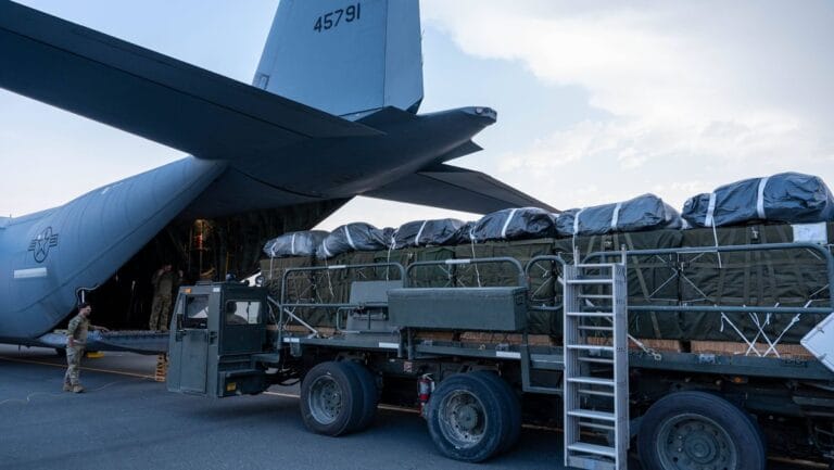 US-Truppen in Jordanien beladen Flugzeug mit Hilfslieferungen für Gaza