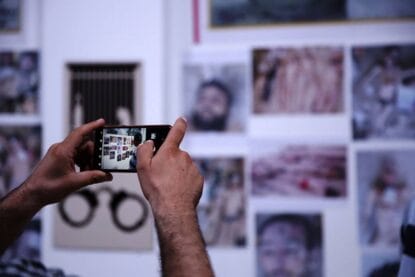 Einige der Fotos, die der ehemalige Militärfotograf »Caesar« zur Dokumentation syrischer Verbrechen sammelte und an die Öffentlichkeit brachte. (© imago images/ZUMA Wire)