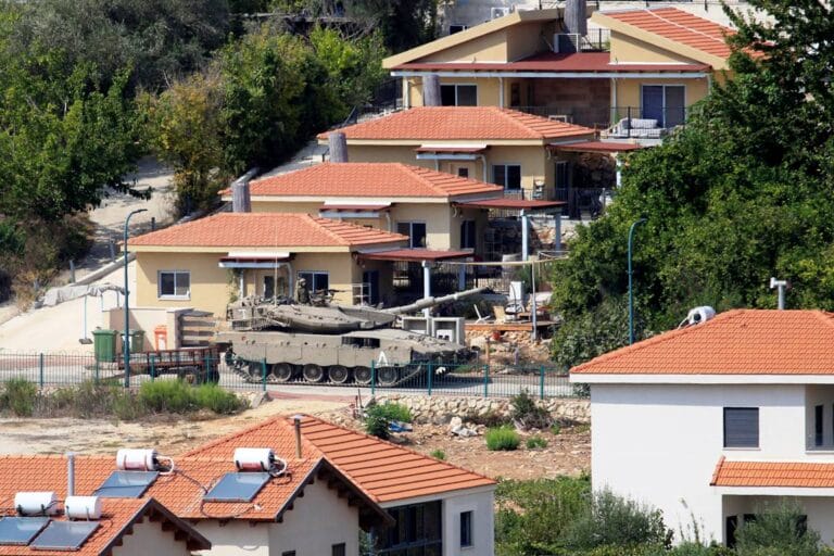 Panzer in der israelischen Grenzstadt Metulla, die wegen des Dauerbeschusses durch die Hisbollah evakuiert werden musste. (© imago images/Xinhua)