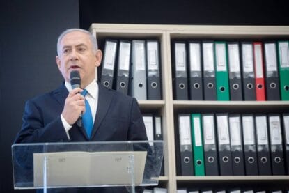 Israels Premier Netanjahu bei der Pressekonferenz, bei der er das geheime iranische Nukleararchiv enthüllte. Hinter ihm: Aktenordner aus diesem Archiv. (© imago images/Xinhua)