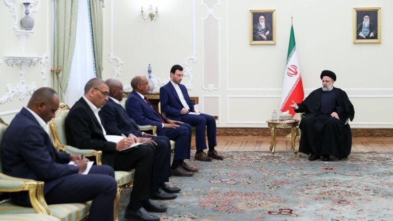 Der sudanesische Außenminister Ali Al-Sadiq zu Besuch beim iranischen Präsidenten Ibrahim Raisi