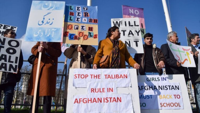 Afghanische Exilanten demonstrieren am Internationalen Frauentag gegen das Taliban-Regime