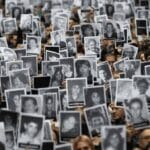 Demonstranten in Argentinien fordern Gerechtigkeit für die Opfer des AMIA-Anschlags im Jahr 1994