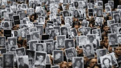 Demonstranten in Argentinien fordern Gerechtigkeit für die Opfer des AMIA-Anschlags im Jahr 1994