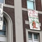 »Ruhm den Märtyrern«: Plakat an der besetzten Hamilton Hall der New Yorker Columbia University