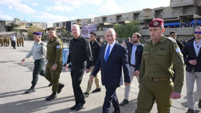 Israels Verteidigungsminister Yoav Gallant mit Premier Netanyahu und Generalstabschef Halevi