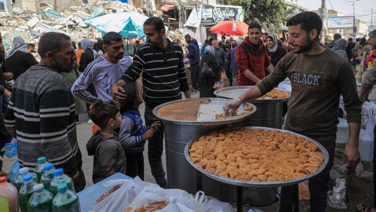 Händler auf dem Markt in Rafah im Gazastreifen verkauft traditionelle Süßigkeiten