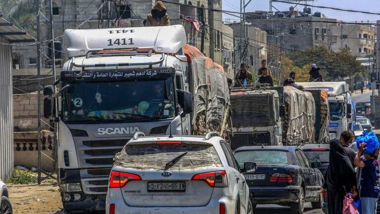 Maskierte und bewaffnete Palästinenser auf Hilfsgüterlieferungen um südlichen Gazastreifen