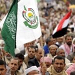 Huthi-Anhänger im Jemen demonstrieren mit der Fahne der Hamas