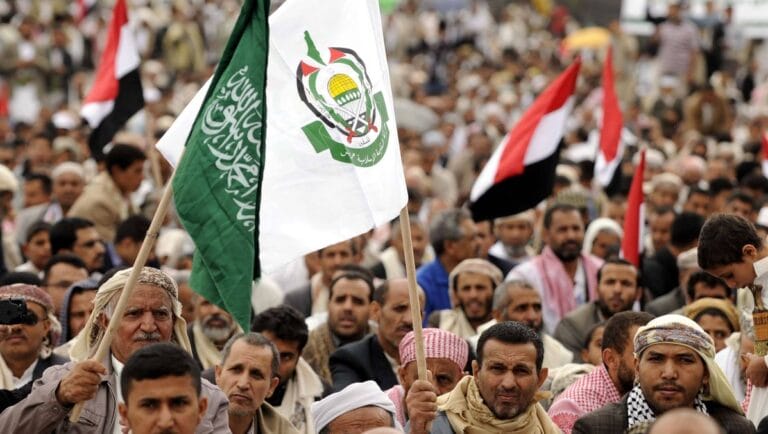 Huthi-Anhänger im Jemen demonstrieren mit der Fahne der Hamas