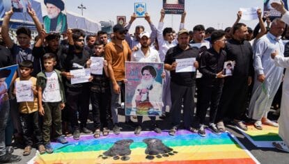 Unterstützer des schiitischen Klerikers Muqtada al-Sadr im Irak protestieren gegen Homosexualität und LGBT-Rechte