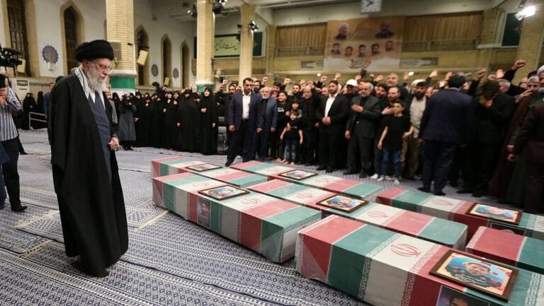 Irans Oberster Führer Ali Khamenei bei einer Trauerfeier für die von Israel in Syrien getöteten Revolutionsgarden-Offiziere
