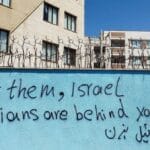 Graffito im Iran: »Schlag sie, Israel. Die Iraner stehen hinter Dir«