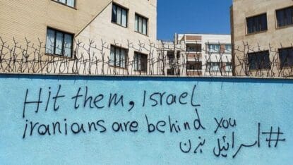 Graffito im Iran: »Schlag sie, Israel. Die Iraner stehen hinter Dir«
