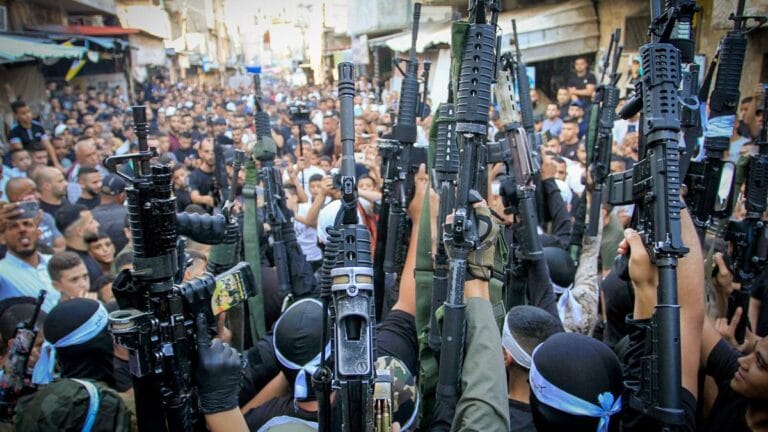 Bewaffnete palästinensische Terroristen bei einem Aufmarsch im Lager Balata bei Nablus im Westjordanland