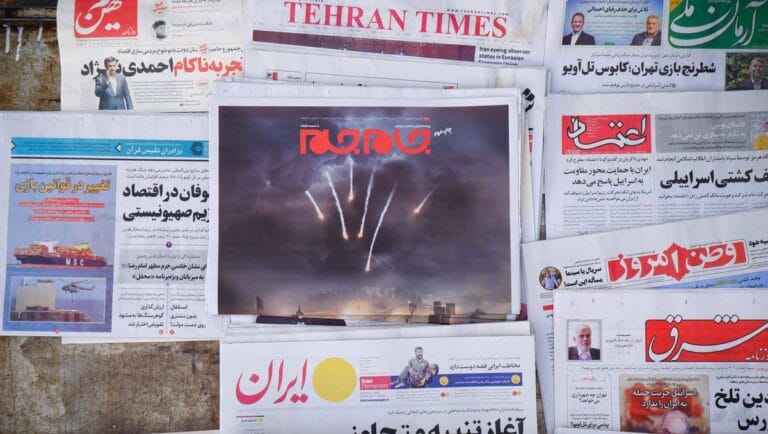 Iranische Zeitungen berichten über den Angriff auf Israel