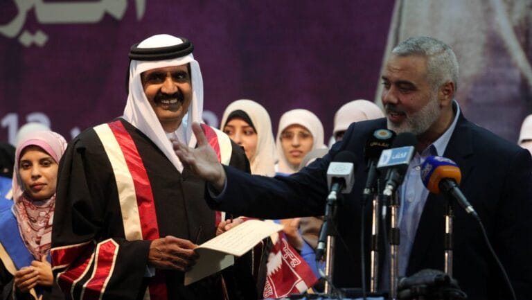 Der ehemalige Emir von Katar, Hamad bin Khalifa al-Thani, mit Hamas-Führer Ismail Haniyeh